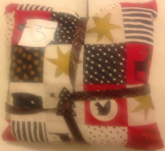 HANDMADE LAVENDER CUSHIONS PUT IN DRAW MAKES YOUR CLOTHES SMELL NICE INCLUDING P&P TO UK SALE ON 2 ITEMS + ACROSS MY SHOP CODE 2