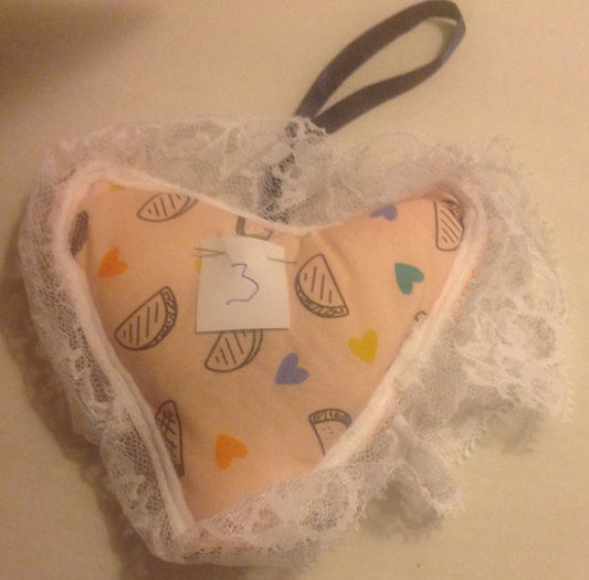 HANDMADE LAVENDER HEARTS WITH LACE PUT IN DRAW MAKES YOUR CLOTHES SMELL NICE INCLUDING P&P TO UK SALE ON 2 ITEMS + ACROSS MY SHOP CODE 11