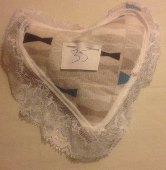 HANDMADE LAVENDER HEARTS WITH LACE PUT IN DRAW MAKES YOUR CLOTHES SMELL NICE INCLUDING P&P TO UK SALE ON 2 ITEMS + ACROSS MY SHOP CODE 20